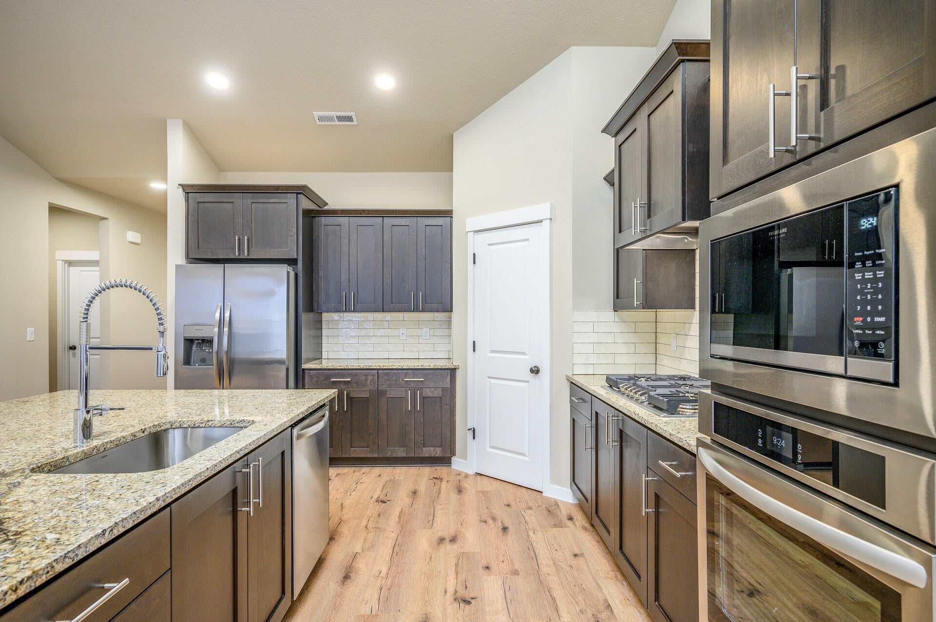 1516 Poppy Ridge Drive, Unit 326 Eagle Point, OR 97524 - Photo 10 of 22 599_1640quartz-8