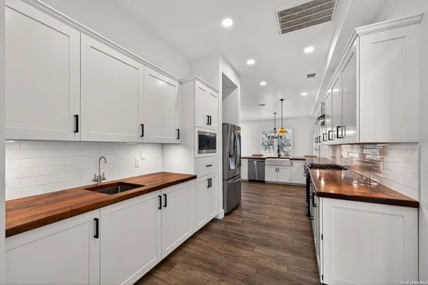 $920,000 | 588 Texas, Castroville, TX 78009