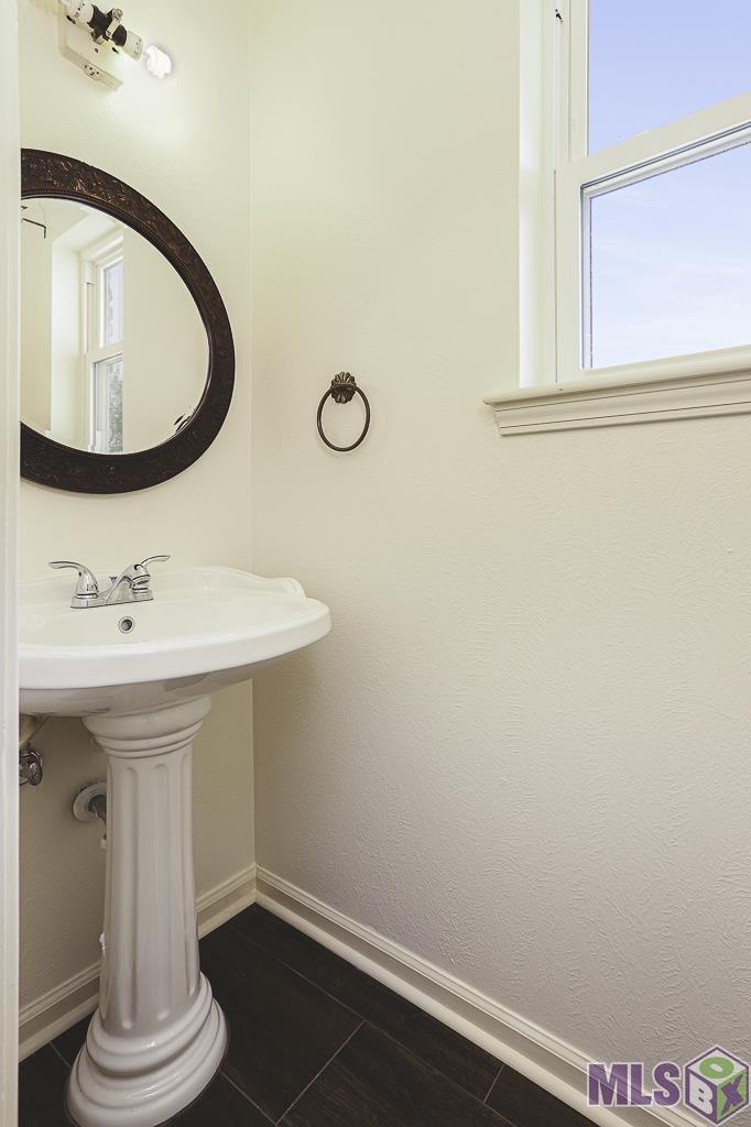 5621 Hyacinth Avenue Baton Rouge, LA 70808 - Photo 18 of 39 half bath off laundry