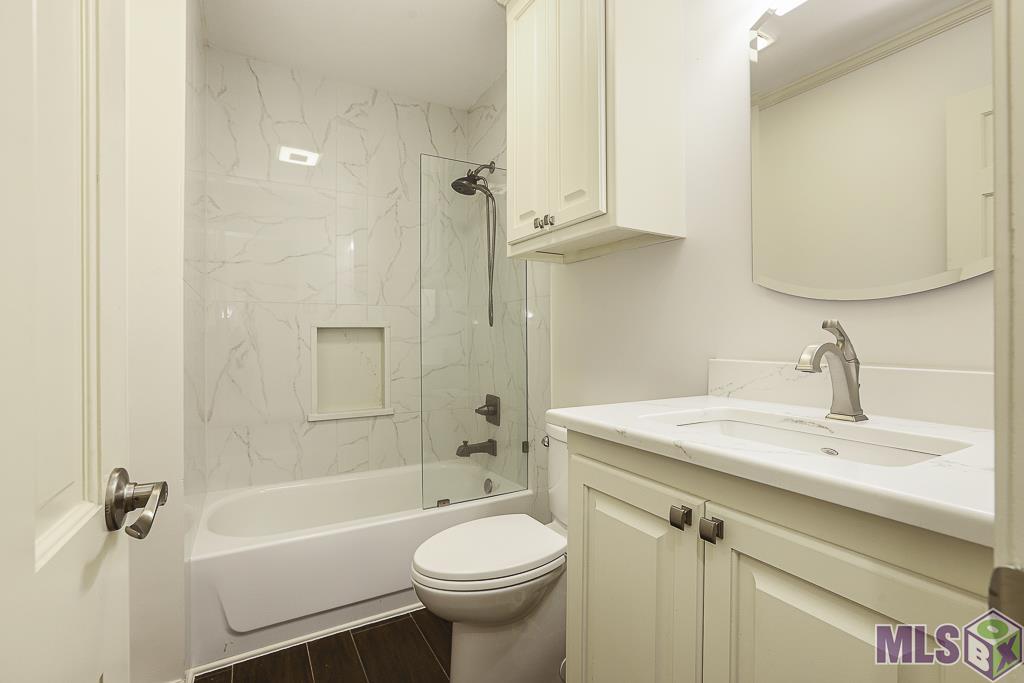 5621 Hyacinth Avenue Baton Rouge, LA 70808 - Photo 20 of 39 Hall bath