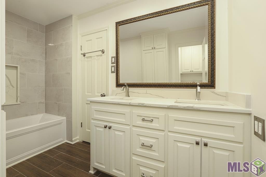 5621 Hyacinth Avenue Baton Rouge, LA 70808 - Photo 26 of 39 Primary vanity