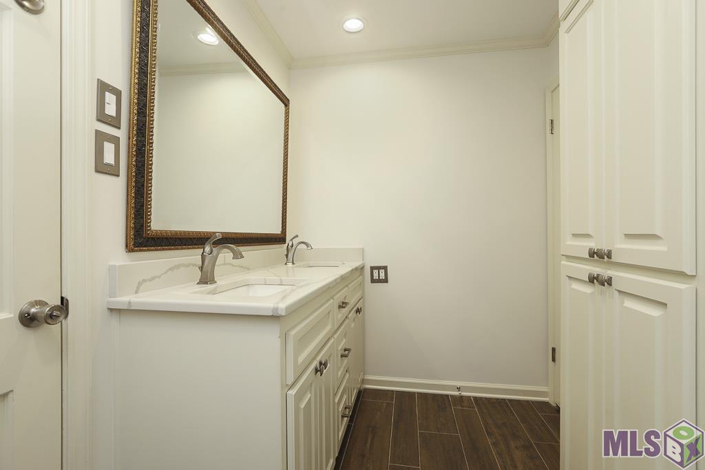 5621 Hyacinth Avenue Baton Rouge, LA 70808 - Photo 27 of 39 Primary bathroom
