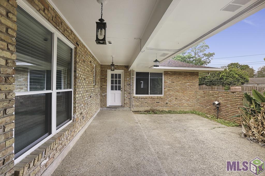 5621 Hyacinth Avenue Baton Rouge, LA 70808 - Photo 31 of 39 Back porch