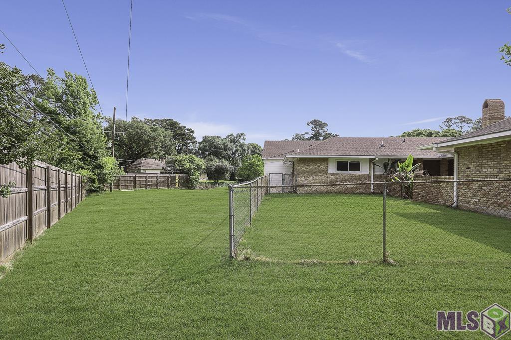 5621 Hyacinth Avenue Baton Rouge, LA 70808 - Photo 34 of 39 Fenced dog yard