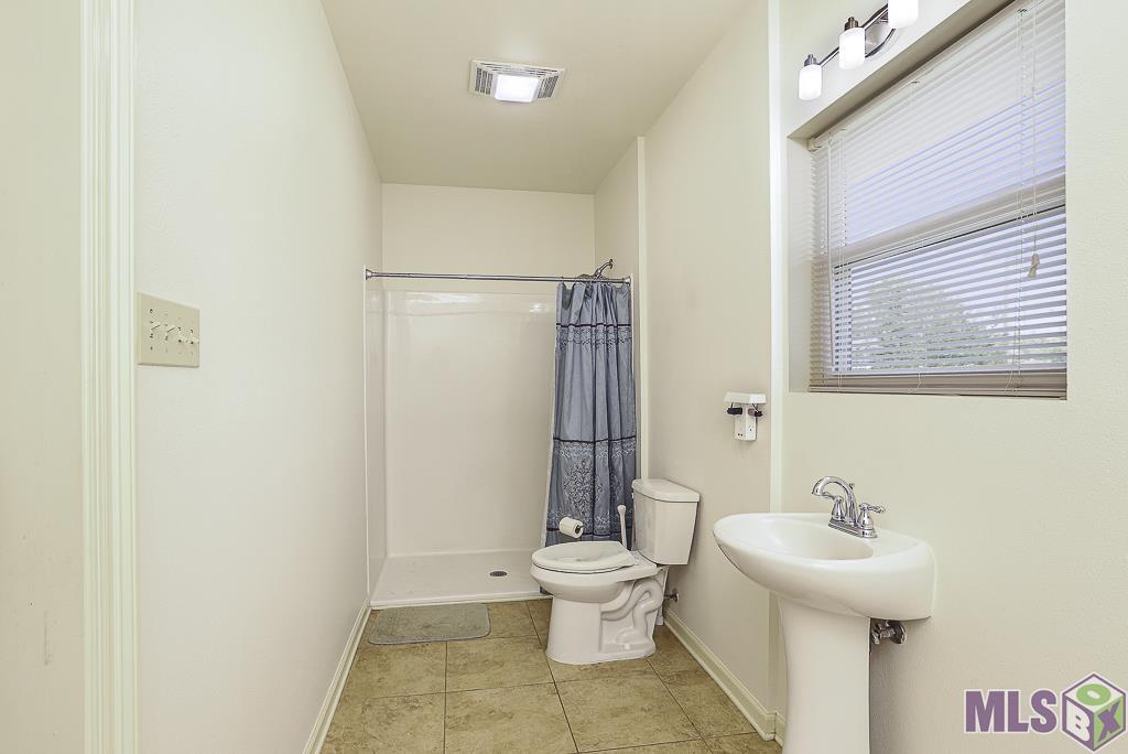 5621 Hyacinth Avenue Baton Rouge, LA 70808 - Photo 39 of 39 Apartment bathroom