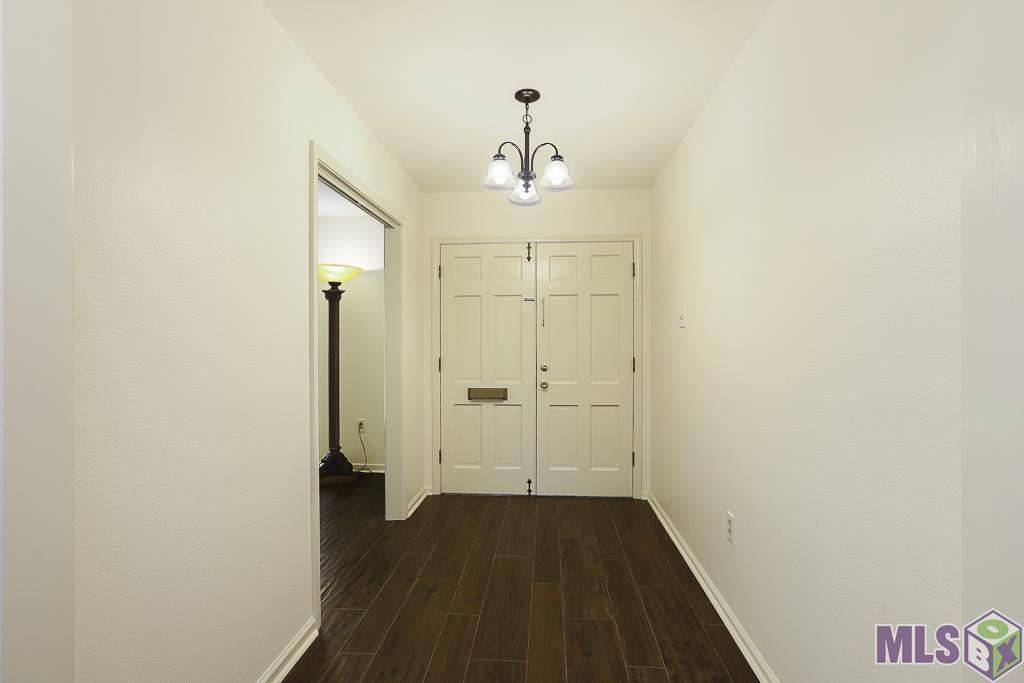 5621 Hyacinth Avenue Baton Rouge, LA 70808 - Photo 7 of 39 Foyer