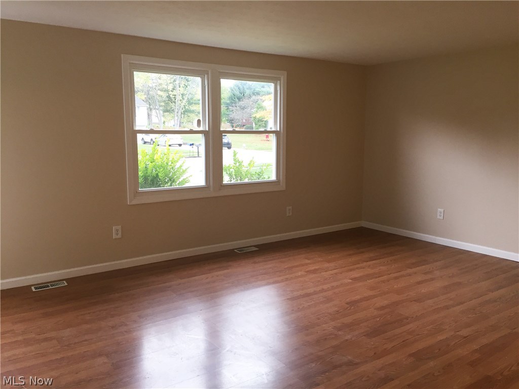 1509 Sunnyacres Road Akron, OH 44321 - Photo 6 of 18 Bright Livingroom off large Eat-In Kitchen. Copley Ohio