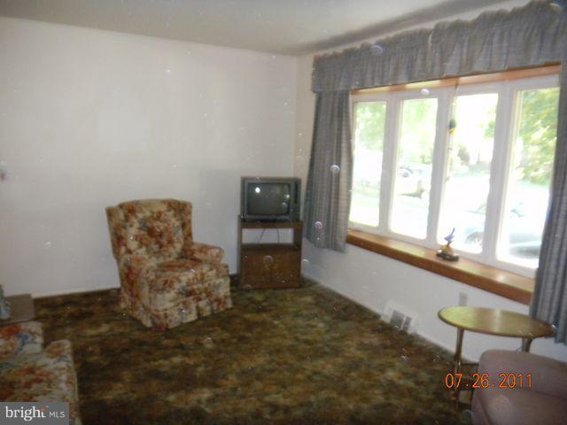 204 Highfalcon Road Reisterstown, MD 21136 - Photo 10 of 17 Living Room
