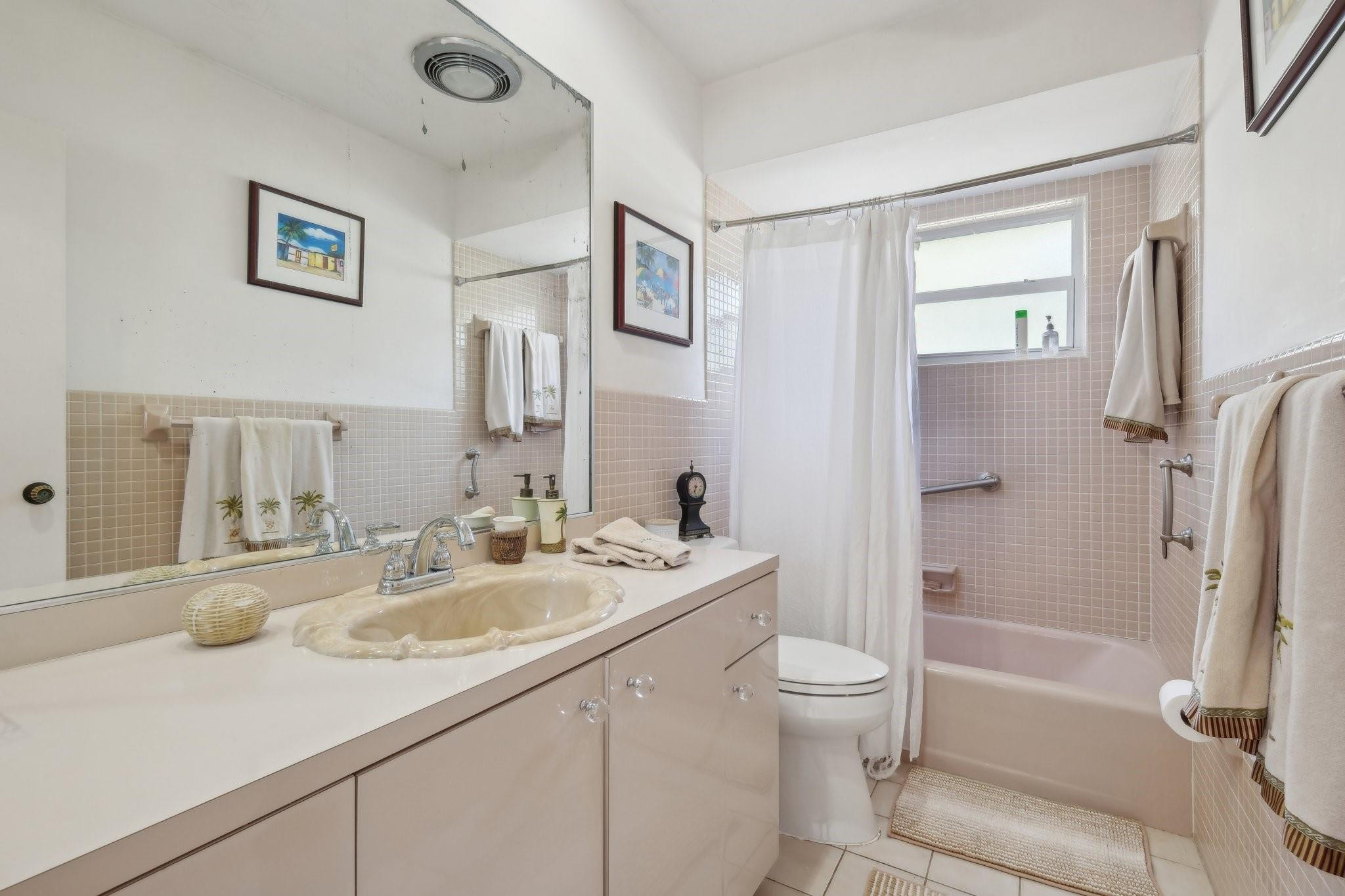 3820 Northeast 29th Avenue Lighthouse Point, FL 33064 - Photo 21 of 39 Guest bath