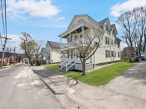 a view of a house with a yard