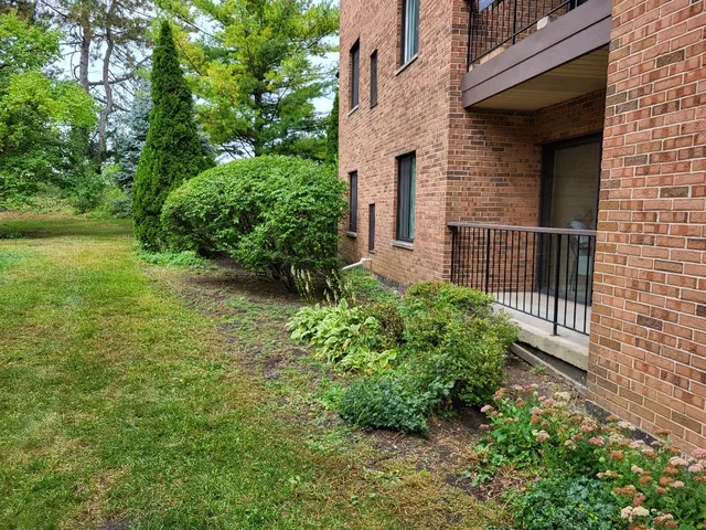 $2,300 | 7510 Farmingdale Drive, Unit 104, Darien, IL 60561