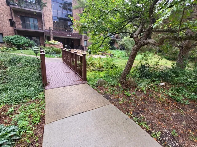 $2,300 | 7510 Farmingdale Drive, Unit 104, Darien, IL 60561