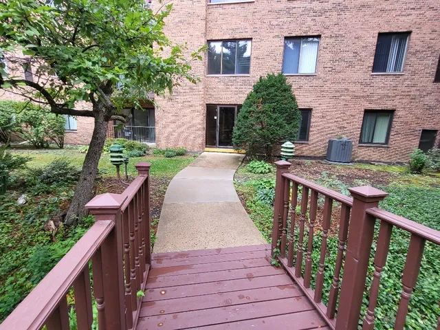 $2,300 | 7510 Farmingdale Drive, Unit 104, Darien, IL 60561