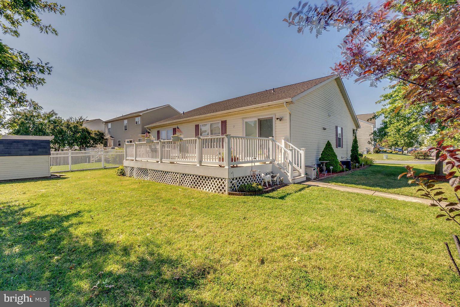4600 Sandwood Road Baltimore, MD 21219 - Photo 4 of 37 Rear vinyl deck