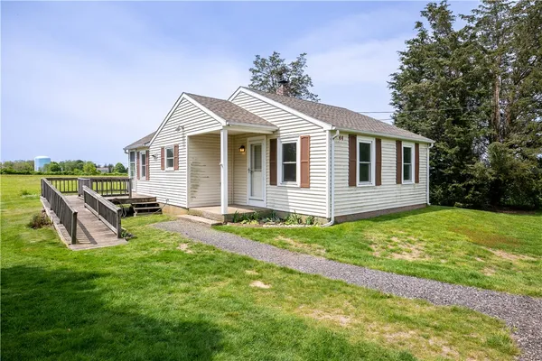 $2,600 | 44 Paquins Lane, Portsmouth, RI 02871