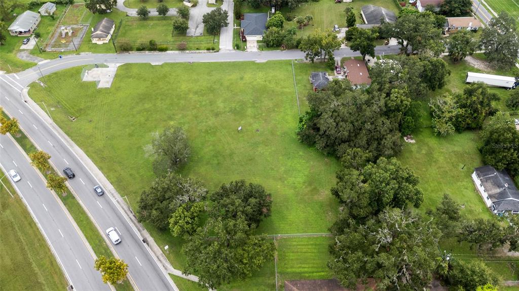 Kathleen Road Lakeland, FL 33815 - Photo 14 of 29 a view of a garden from a balcony
