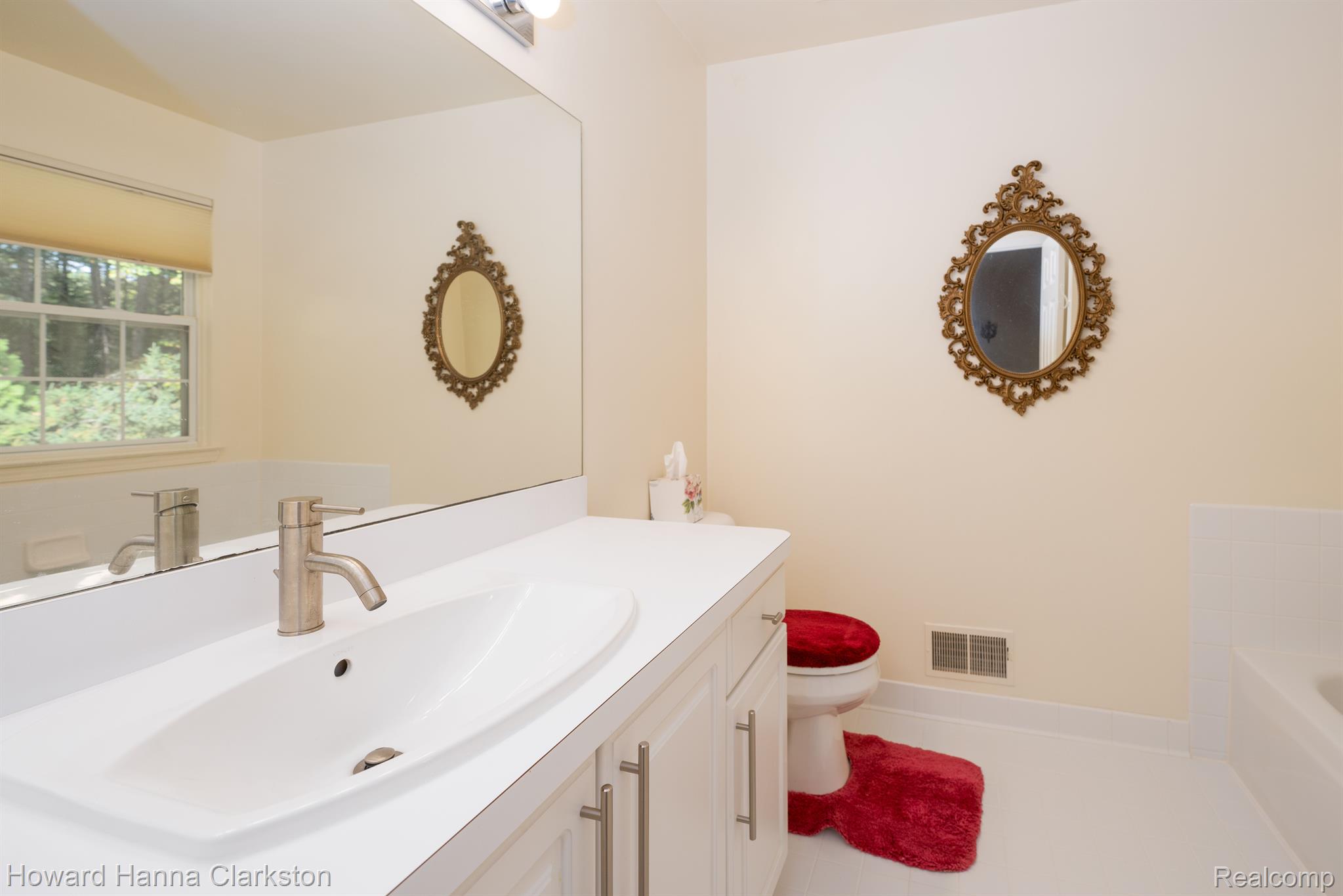 6608 Pond View Road Clarkston, MI 48346 - Photo 18 of 44 Primary bath