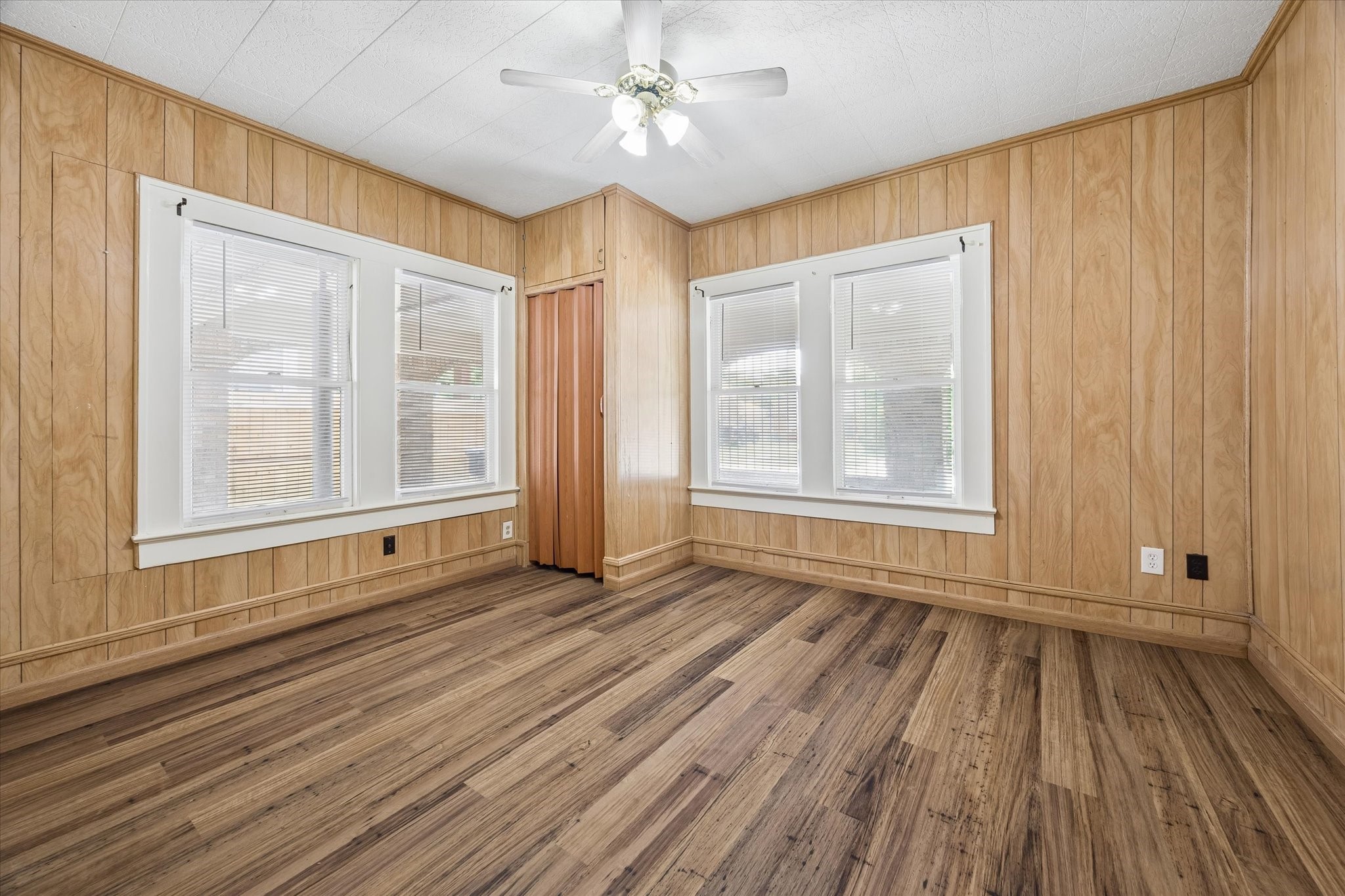 1409 Pearson Street Houston, TX 77023 - Photo 9 of 14 Bedroom overlooking the front yard