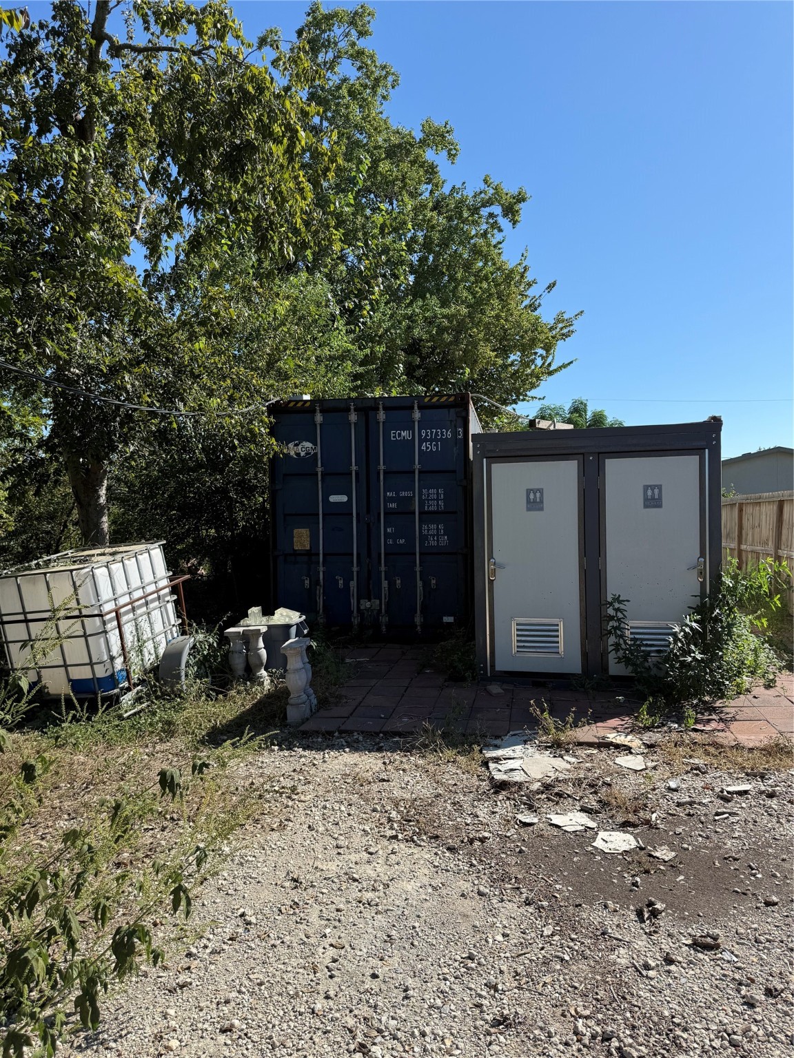 9838 Fillmore Street Houston, TX 77029 - Photo 4 of 9 a view of a backyard