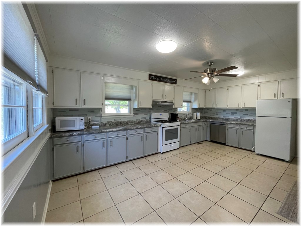 909 West South 4th Street Seneca, SC 29678 - Photo 8 of 31
