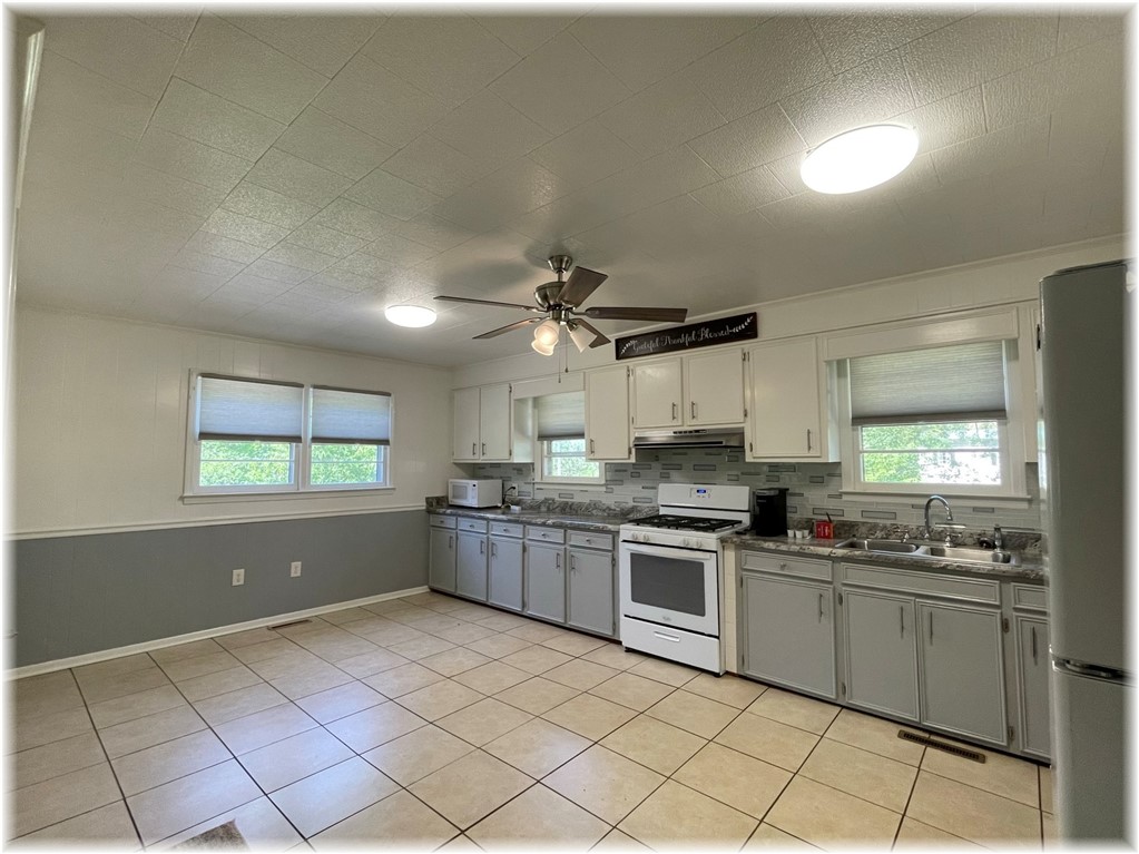 909 West South 4th Street Seneca, SC 29678 - Photo 10 of 31