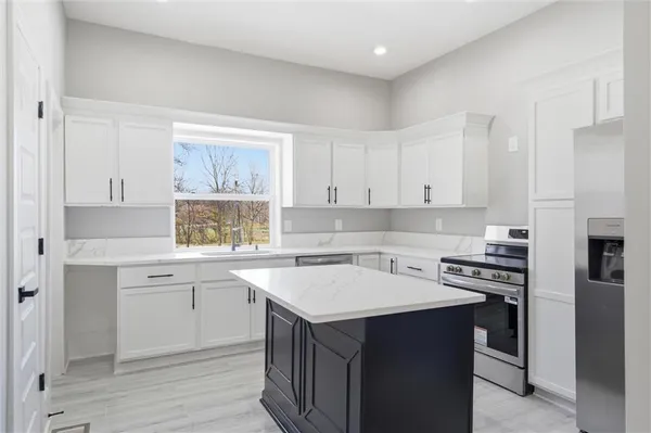 $425,000 | 406 East Forest Street, Harrisonville, MO 64701