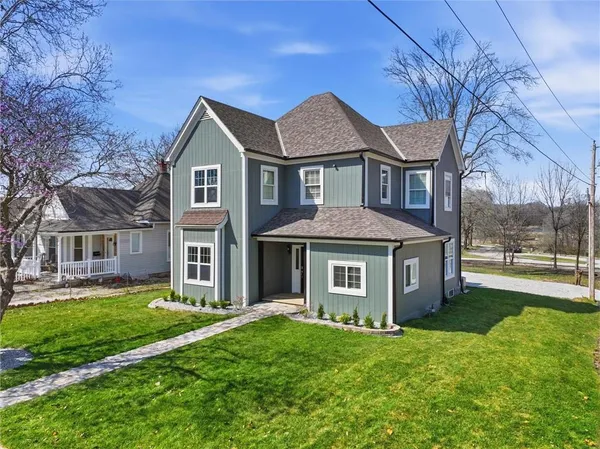 $425,000 | 406 East Forest Street, Harrisonville, MO 64701