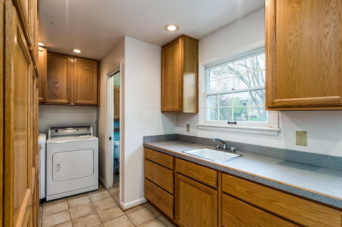 2372 Lytham Road Columbus, OH 43220 - Photo 11 of 62