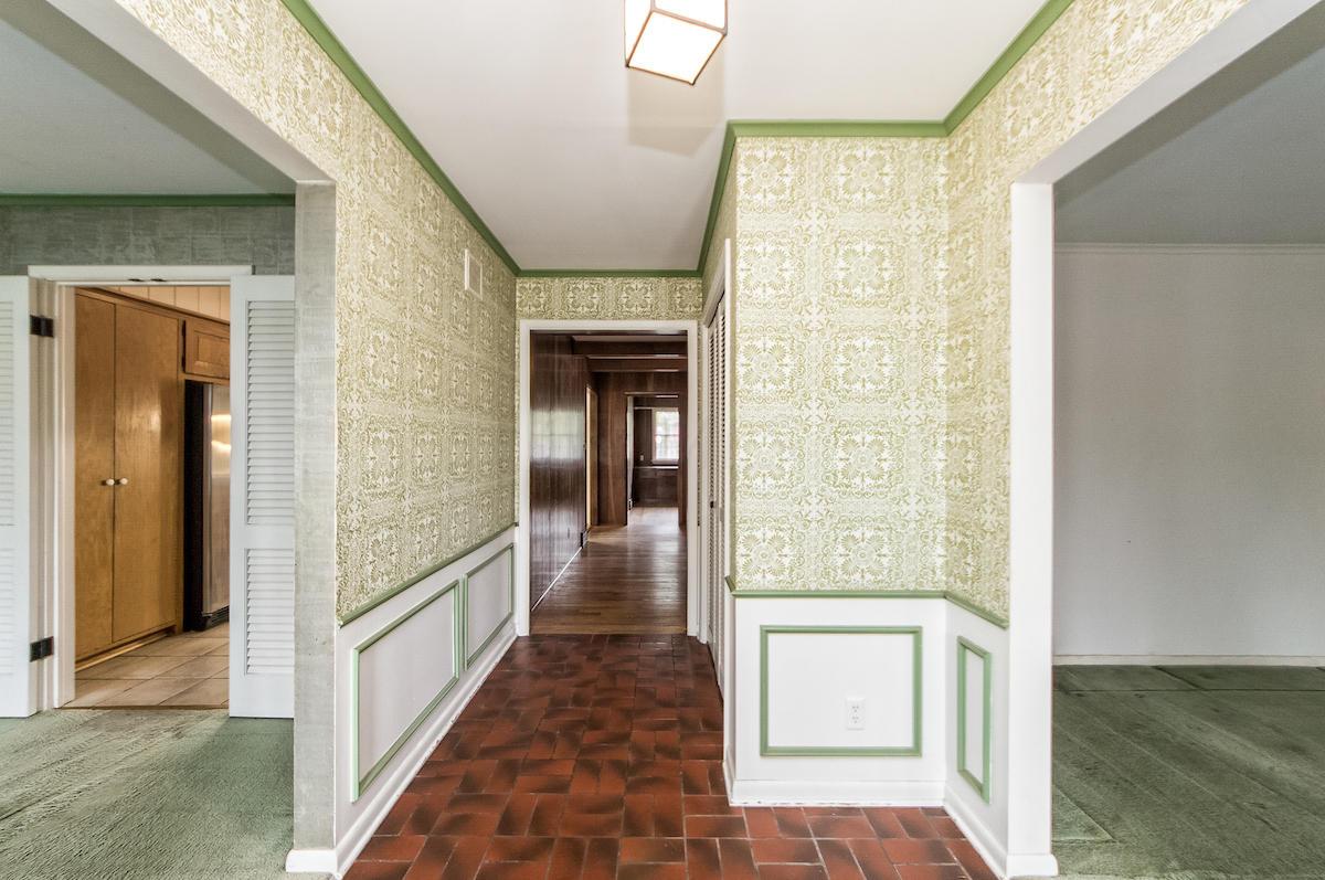2372 Lytham Road Columbus, OH 43220 - Photo 3 of 62