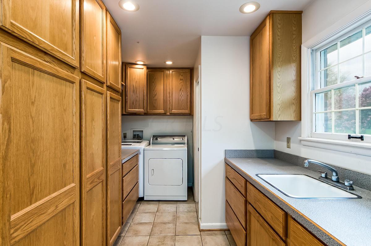 2372 Lytham Road Columbus, OH 43220 - Photo 10 of 62