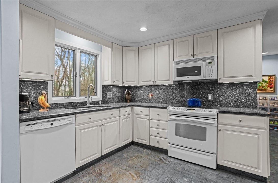 15 Jennifer Circle Cranston, RI 02921 - Photo 12 of 50 Kitchen