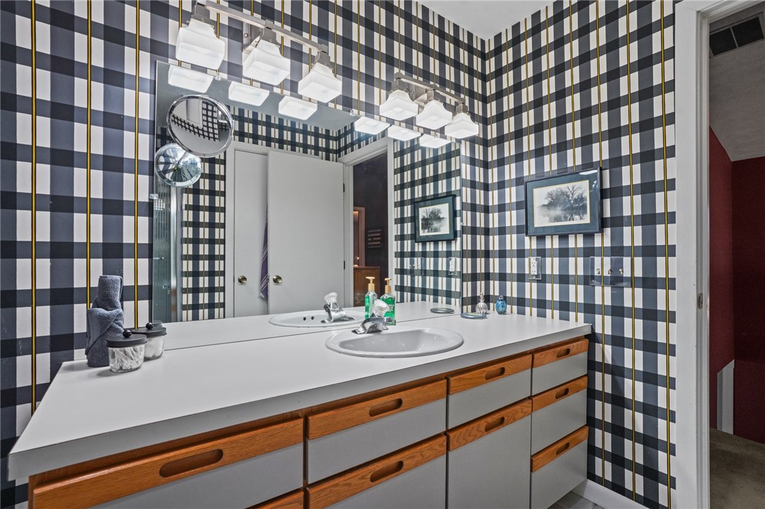 15 Jennifer Circle Cranston, RI 02921 - Photo 28 of 50 Full bathroom