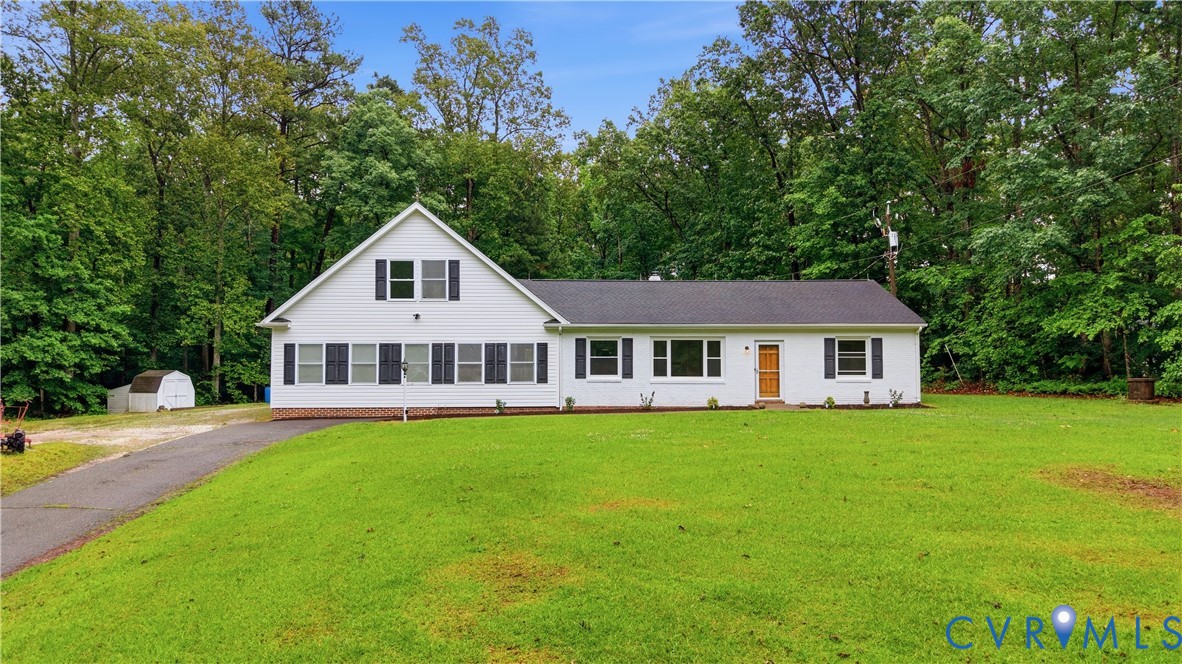 10152 Georgetown Road Mechanicsville, VA 23116 - Photo 3 of 35 a front view of a house with a garden