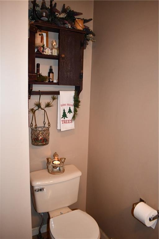 74 Tr784 Burgettstown, PA 15021 - Photo 18 of 22 a bathroom with a toilet a sink and a mirror