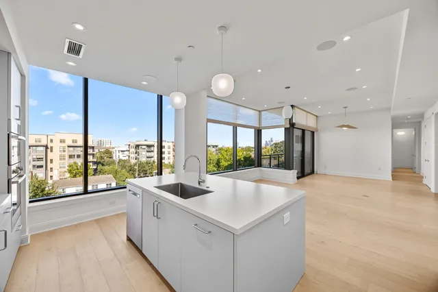 $1,395,000 | 2323 West Main Street, Unit 506, Houston, TX 77098