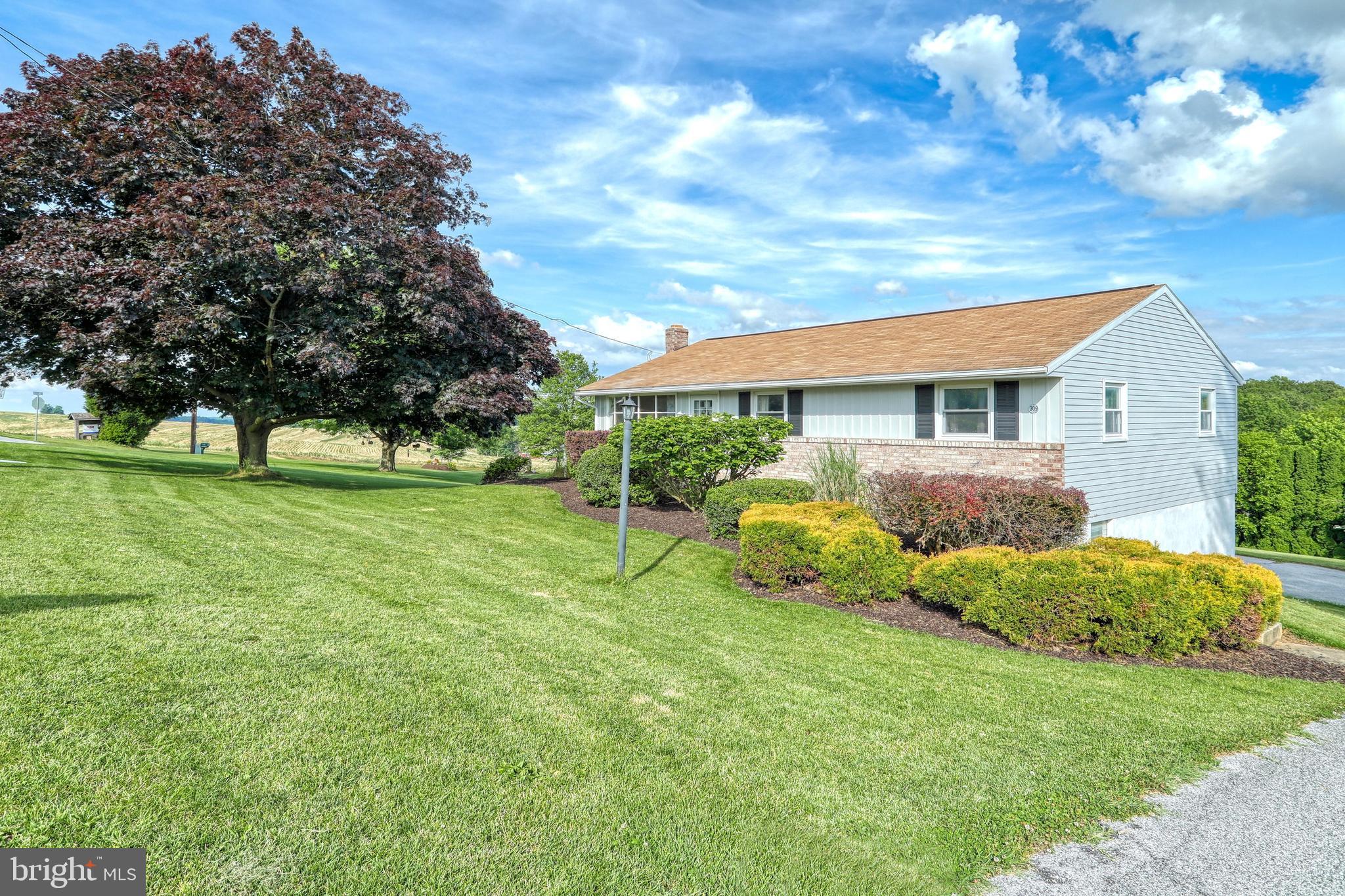 309 Ridgeview Road Seven Valleys, PA 17360 - Photo 2 of 51 Freshly mulched and pruned