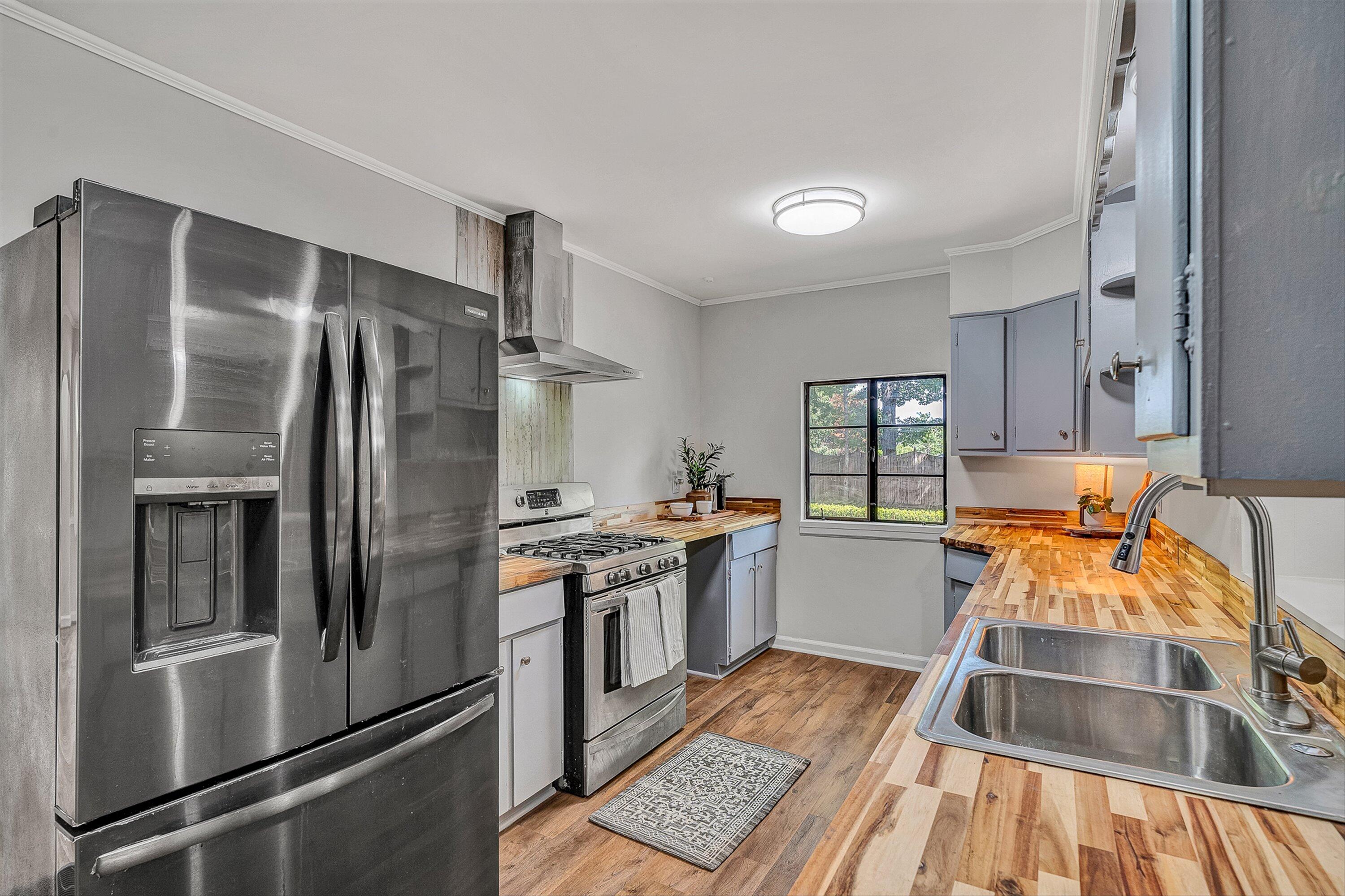730 Texas Hollow Road Salem, VA 24153 - Photo 7 of 39 a kitchen with stainless steel appliances a refrigerator stove and sink