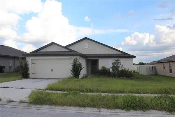 a view of a yard in front of a house
