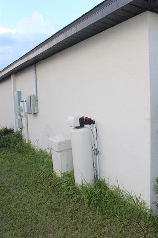 a view of a backyard