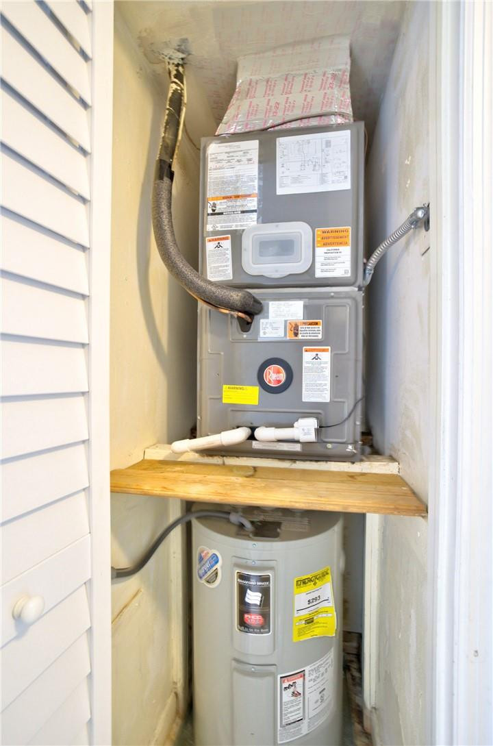 22605 Southwest 66th Avenue, Unit 401 Boca Raton, FL 33428 - Photo 17 of 29 a utility room with dryer and washer