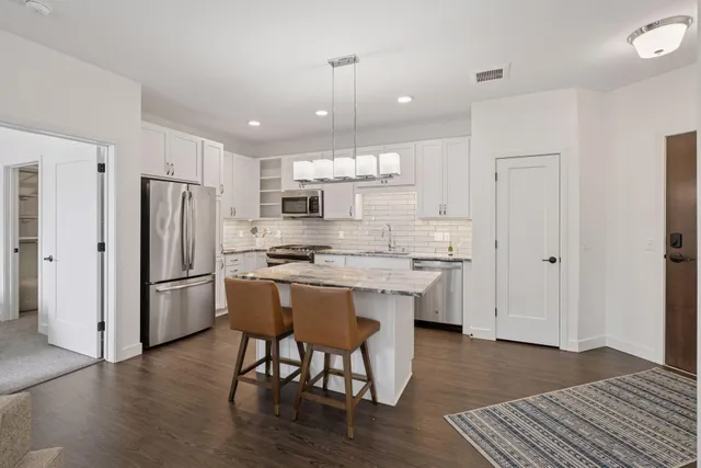 $3,800 | 12610 Ridgedale Drive, Unit 103, Minnetonka, MN 55305