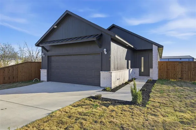 $2,000 | 104 Francis Street, Hillsboro, TX 76645