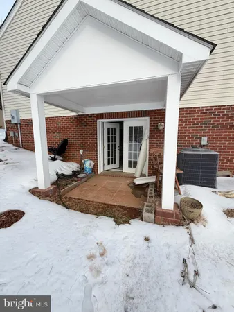 a view of a house with backyard