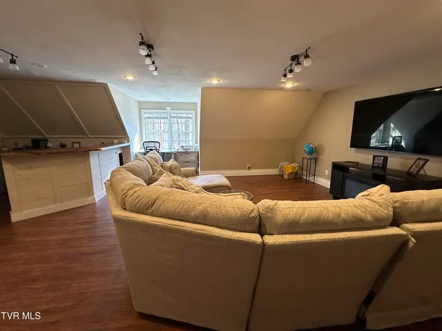 $675,000 | 186 Butchertown Road, Fall Branch, TN 37656