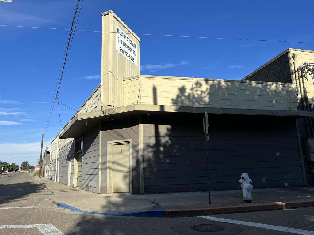 310 Jackson Boulevard Isleton, CA 95641 - Photo 13 of 55 a view of an entryway with a street
