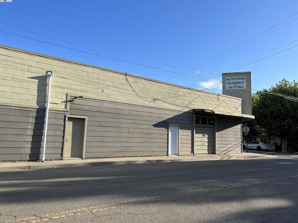 310 Jackson Boulevard Isleton, CA 95641 - Photo 27 of 55 a front view of a house with garage