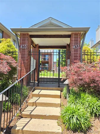 $2,795 | 433 Clara Avenue, Unit 12, St. Louis, MO 63112