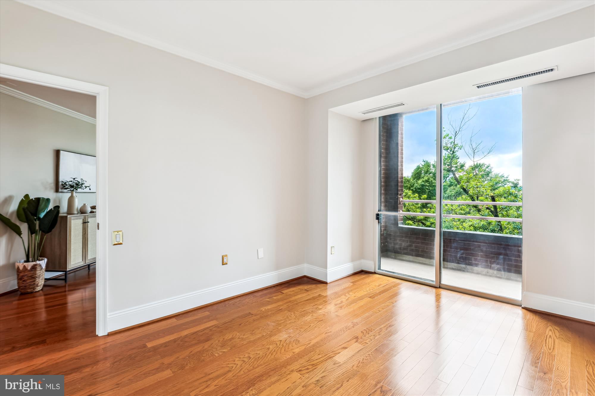 955 26th Street Northwest, Unit 512 Washington, DC 20037 - Photo 25 of 41 a view of empty room with wooden floor and floor to ceiling window