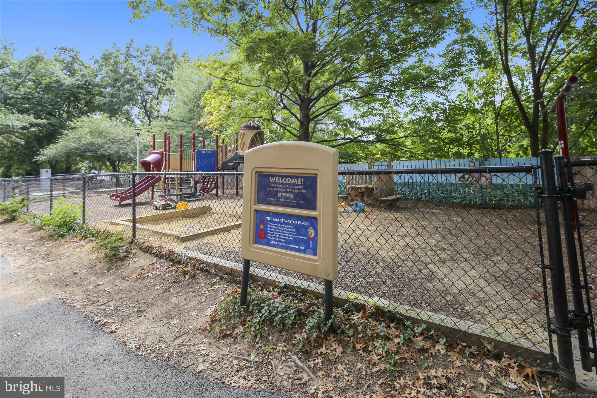 955 26th Street Northwest, Unit 512 Washington, DC 20037 - Photo 34 of 41 a view of a wooden fence next to a yard