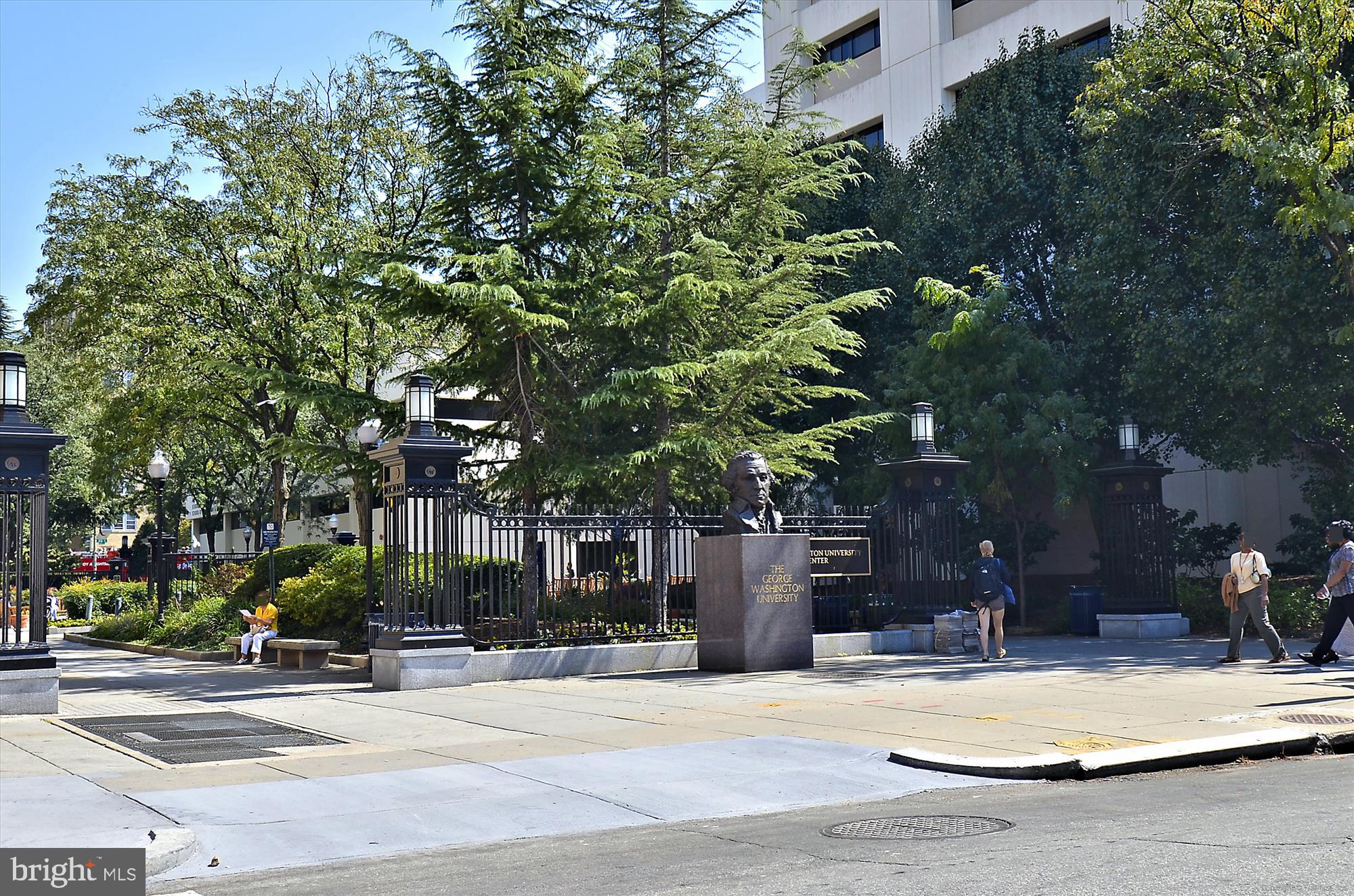 955 26th Street Northwest, Unit 512 Washington, DC 20037 - Photo 38 of 41 a view of street with houses